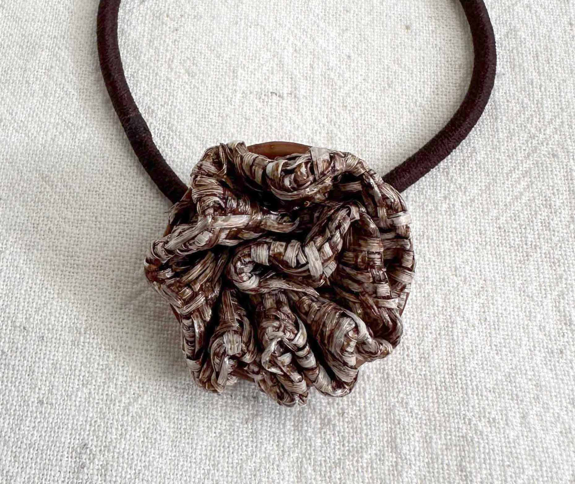 フランスヴィンテージヘアゴム／茶ストロー飾りボタン（AFB-191)