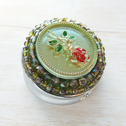 薔薇一輪　ウランガラス　オリーブアメジスト　チェコガラスボタンのピルケース　小さなジュエリーボックス　一点限り 8枚目の画像