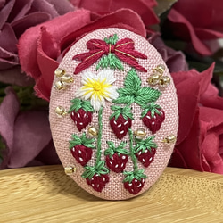 刺繍ブローチ　いちご　バスケット　ハンドメイド 1枚目の画像