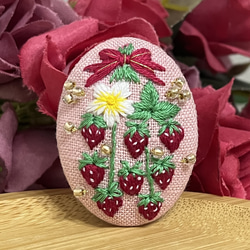 刺繍ブローチ　いちご　バスケット　ハンドメイド 3枚目の画像