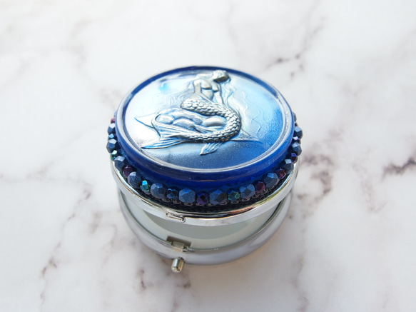 マーメイド　レアボタン　クリスタルブルー　チェコガラスボタンのピルケース　一点限り 6枚目の画像