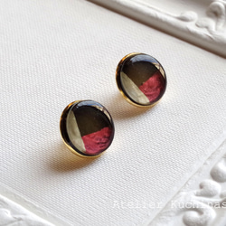 【受注製作】レジンアート　ラウンドピアス〈赤と黒のノクターン〉 4枚目の画像