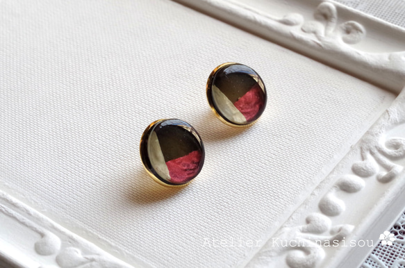 【受注製作】レジンアート　ラウンドピアス〈赤と黒のノクターン〉 4枚目の画像