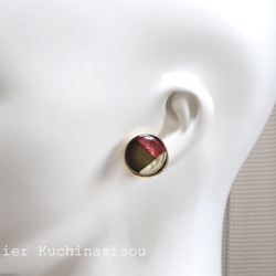 【受注製作】レジンアート　ラウンドピアス〈赤と黒のノクターン〉 7枚目の画像