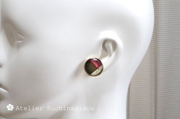 【受注製作】レジンアート　ラウンドピアス〈赤と黒のノクターン〉 7枚目の画像