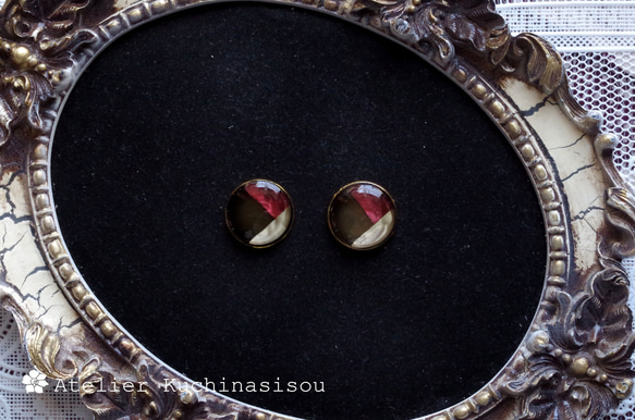【受注製作】レジンアート　ラウンドピアス〈赤と黒のノクターン〉 9枚目の画像