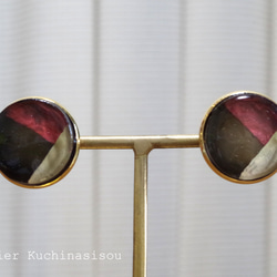 【受注製作】レジンアート　ラウンドピアス〈赤と黒のノクターン〉 8枚目の画像