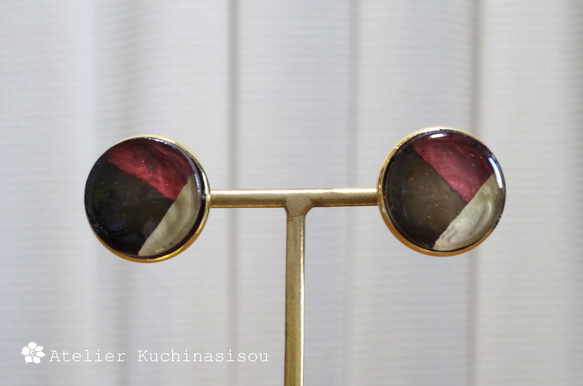 【受注製作】レジンアート　ラウンドピアス〈赤と黒のノクターン〉 8枚目の画像