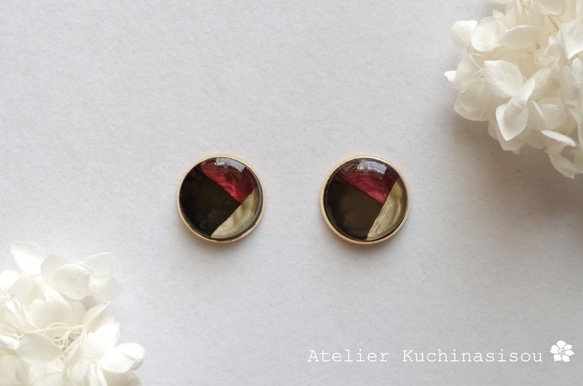 【受注製作】レジンアート　ラウンドピアス〈赤と黒のノクターン〉 1枚目の画像