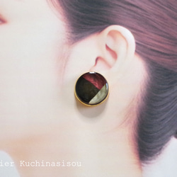 【受注製作】レジンアート　ラウンドピアス〈赤と黒のノクターン〉 6枚目の画像