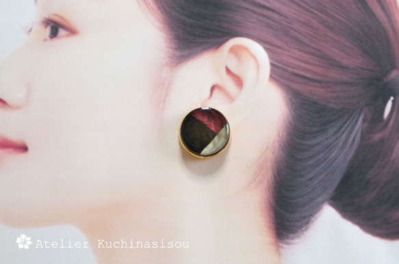 【受注製作】レジンアート　ラウンドピアス〈赤と黒のノクターン〉 6枚目の画像