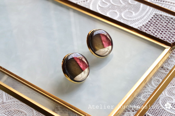 【受注製作】レジンアート　ラウンドピアス〈赤と黒のノクターン〉 5枚目の画像