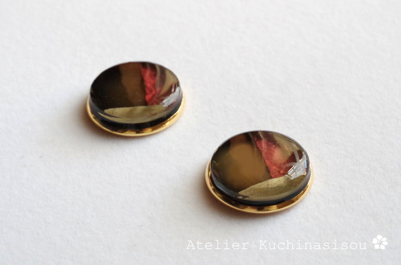 【受注製作】レジンアート　ラウンドピアス〈赤と黒のノクターン〉 2枚目の画像
