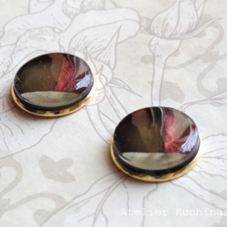 【受注製作】レジンアート　ラウンドピアス〈赤と黒のノクターン〉 3枚目の画像