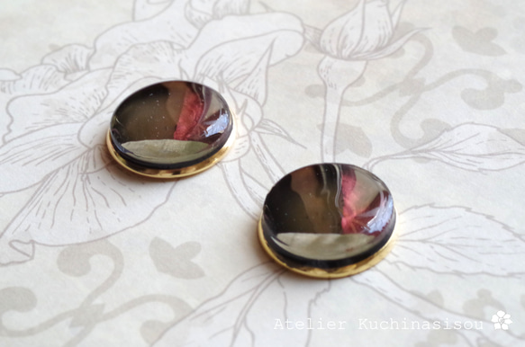 【受注製作】レジンアート　ラウンドピアス〈赤と黒のノクターン〉 3枚目の画像
