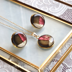 【受注製作】レジンアート　ラウンドピアス〈赤と黒のノクターン〉 11枚目の画像