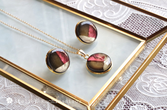 【受注製作】レジンアート　ラウンドピアス〈赤と黒のノクターン〉 11枚目の画像