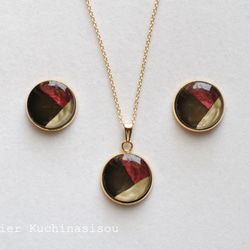 【受注製作】レジンアート　ラウンドピアス〈赤と黒のノクターン〉 10枚目の画像