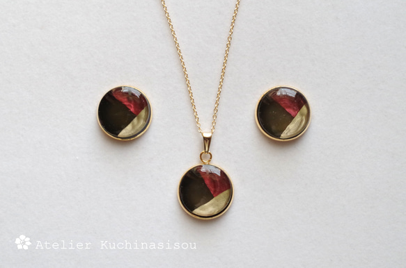 【受注製作】レジンアート　ラウンドピアス〈赤と黒のノクターン〉 10枚目の画像