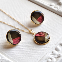 【受注製作】レジンアート　ラウンドピアス〈赤と黒のノクターン〉 12枚目の画像