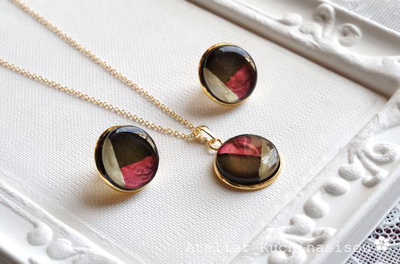 【受注製作】レジンアート　ラウンドピアス〈赤と黒のノクターン〉 12枚目の画像