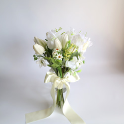 ピュアホワイトなクラッチブーケ　ブライダルブーケ　ブライダル　結婚式　ウェディング　造花　 2枚目の画像