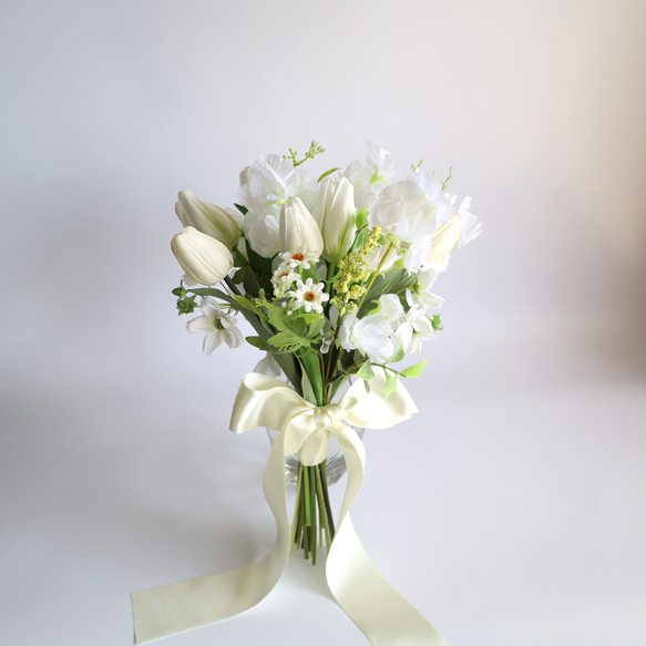 ピュアホワイトなクラッチブーケ　ブライダルブーケ　ブライダル　結婚式　ウェディング　造花　 2枚目の画像