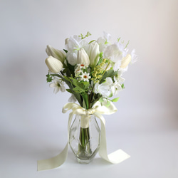 ピュアホワイトなクラッチブーケ　ブライダルブーケ　ブライダル　結婚式　ウェディング　造花　 3枚目の画像