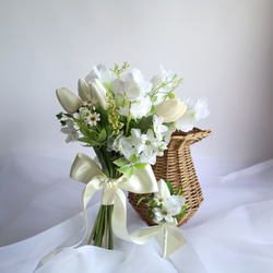 ピュアホワイトなクラッチブーケ　ブライダルブーケ　ブライダル　結婚式　ウェディング　造花　 5枚目の画像