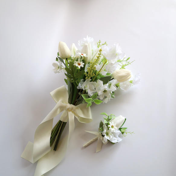 ピュアホワイトなクラッチブーケ　ブライダルブーケ　ブライダル　結婚式　ウェディング　造花　 1枚目の画像