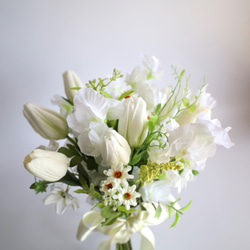 ピュアホワイトなクラッチブーケ　ブライダルブーケ　ブライダル　結婚式　ウェディング　造花　 6枚目の画像
