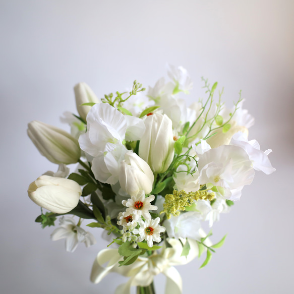 ピュアホワイトなクラッチブーケ　ブライダルブーケ　ブライダル　結婚式　ウェディング　造花　 6枚目の画像
