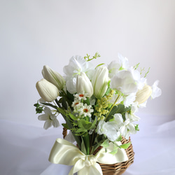 ピュアホワイトなクラッチブーケ　ブライダルブーケ　ブライダル　結婚式　ウェディング　造花　 4枚目の画像
