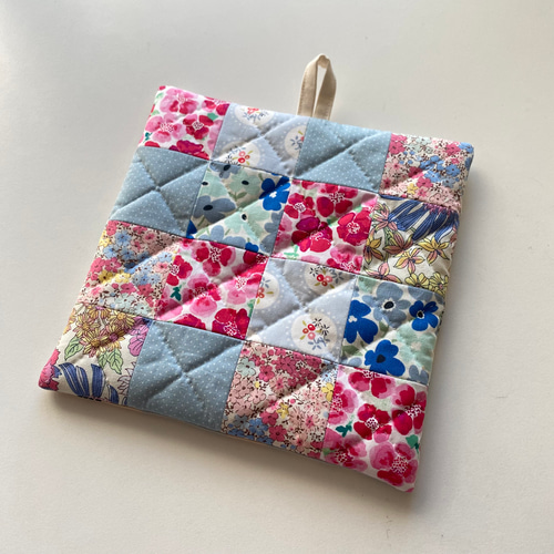【ハンドメイド】鍋敷き ポットマット カラフルパッチワーク柄 パッチワーク☆ポットマット ブルー×ピンク系 鍋敷き Pon