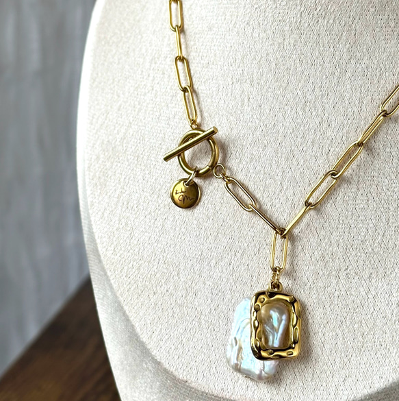 淡水パール 大人かっこいい リュクス ツイン【サージカルステンレス】　甘辛　クール　シャツ　ブラウンコーデ　アクセント 6枚目の画像