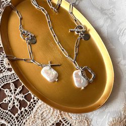 淡水パール 大人かっこいい リュクス ツイン【サージカルステンレス】　甘辛　クール　シャツ　ブラウンコーデ　アクセント 5枚目の画像