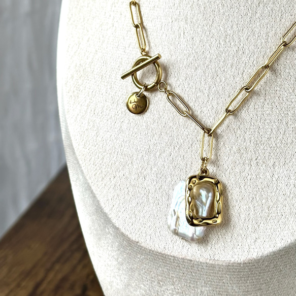 淡水パール 大人かっこいい リュクス ツイン【サージカルステンレス】　甘辛　クール　シャツ　ブラウンコーデ　アクセント 1枚目の画像