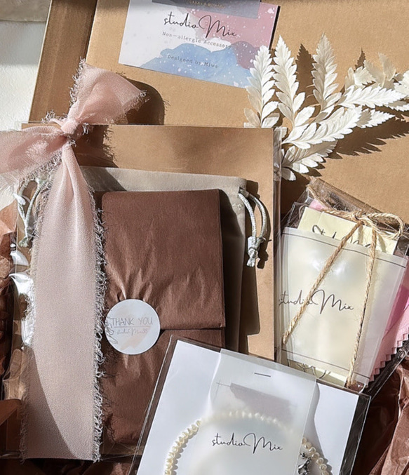 淡水パール 大人かっこいい リュクス ツイン【サージカルステンレス】　甘辛　クール　シャツ　ブラウンコーデ　アクセント 7枚目の画像