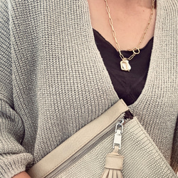 淡水パール 大人かっこいい リュクス ツイン【サージカルステンレス】　甘辛　クール　シャツ　ブラウンコーデ　アクセント 2枚目の画像