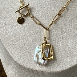 淡水パール 大人かっこいい リュクス ツイン【サージカルステンレス】　甘辛　クール　シャツ　ブラウンコーデ　アクセント 3枚目の画像