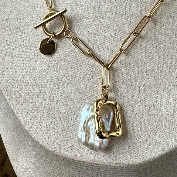 淡水パール 大人かっこいい リュクス ツイン【サージカルステンレス】　甘辛　クール　シャツ　ブラウンコーデ　アクセント 3枚目の画像