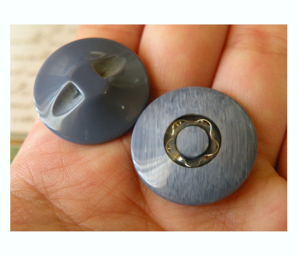 昭和レトロ 青みがかったラベンダーパール お花パーツ封入高級ボタン 大きいボタン2個セット　（イヤリングパーツ　ピアスパ 3枚目の画像