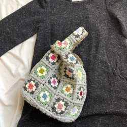 カラフルなかぎ針編みモチーフのレジ袋型トートバッグ・グレー＆グリーン・Ｌサイズ 17枚目の画像
