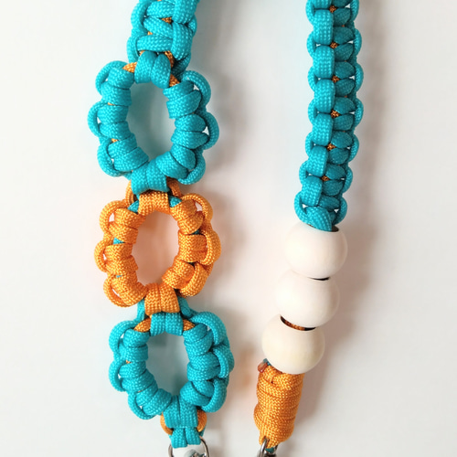 パラコード✤ハンドストラップ✤花モチーフ&ウッドビーズ✤ その他