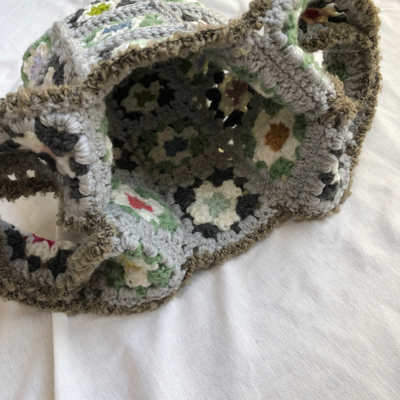 カラフルなかぎ針編みモチーフのレジ袋型トートバッグ・グレー＆グリーン・Ｍサイズ 6枚目の画像