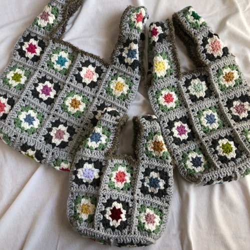 カラフルなかぎ針編みモチーフのレジ袋型トートバッグ・グレー