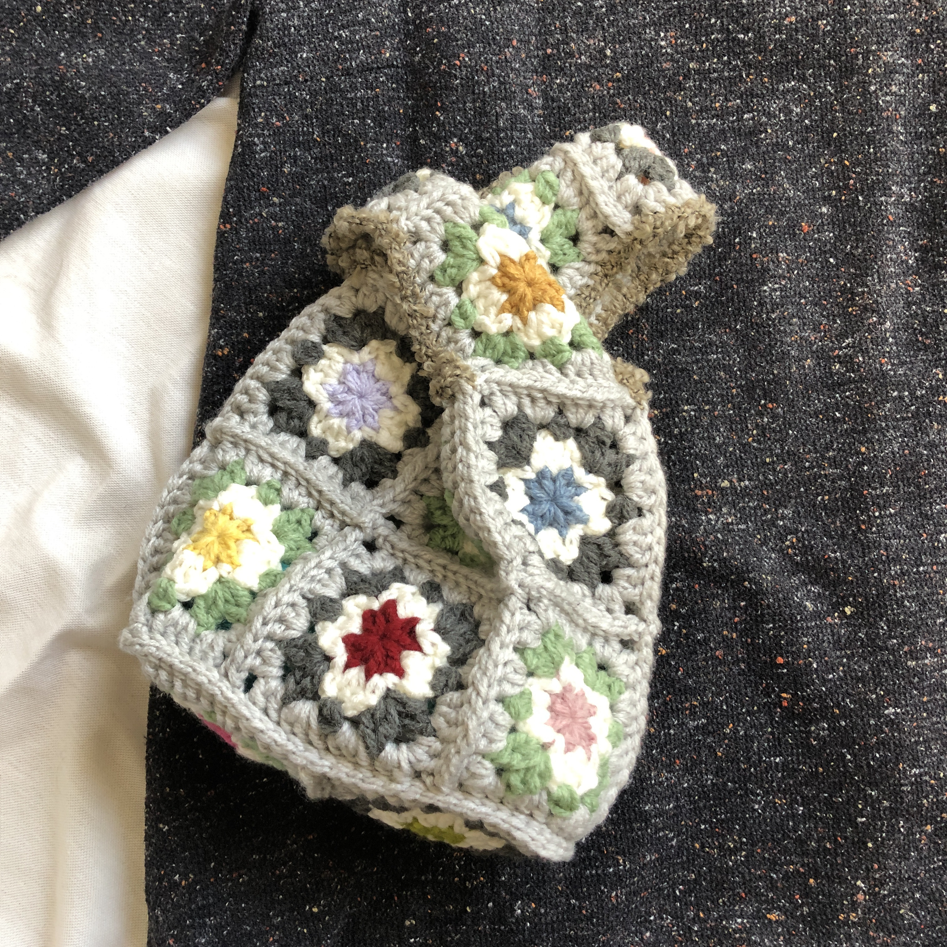 カラフルなかぎ針編みモチーフのレジ袋型トートバッグ・グレー＆グリーン・Ｓサイズ