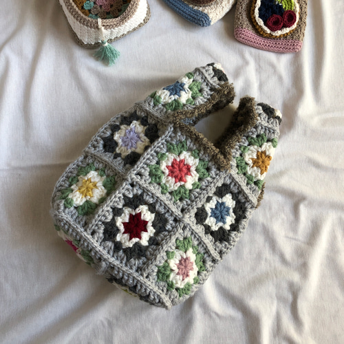 カラフルなかぎ針編みモチーフのレジ袋型トートバッグ・グレー