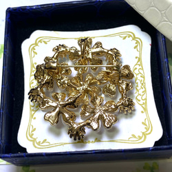386 花シリーズ‼️白い花が咲きました。キラキラ光るクリスタルダイヤが綺麗なブローチA 6枚目の画像