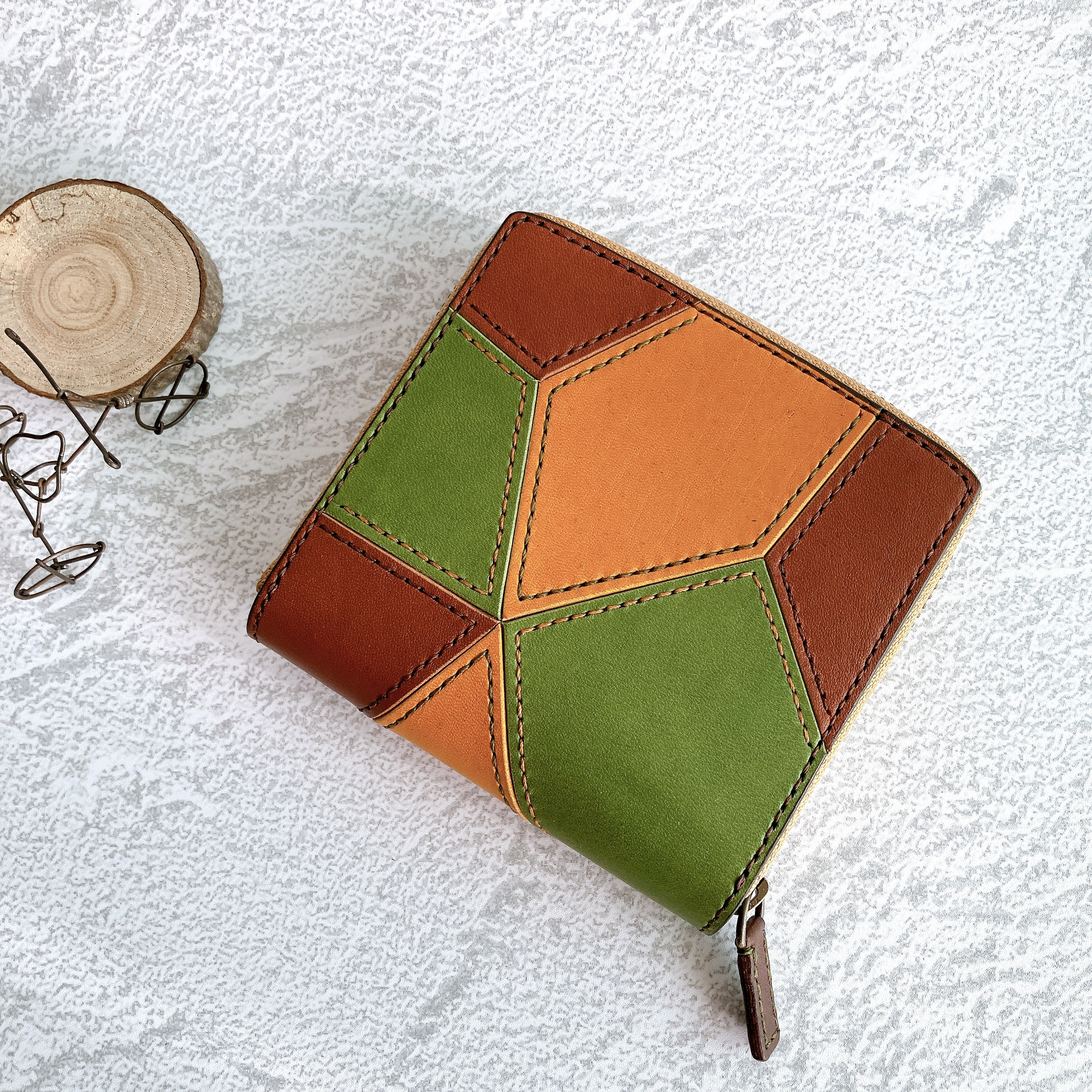 【カードポケット付き・ラウンドファスナー財布】　ウォレット　二つ折り　パッチワーク　レザー　革